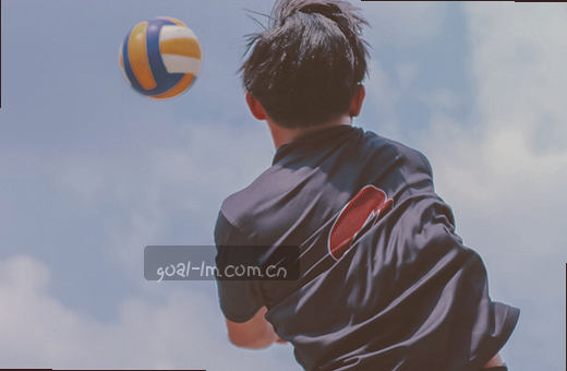 球员跃起三分出手 篮球空心入网